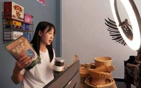 个旧青创协会副会长崔晓玲直播带货促进乡村经济高质量发展